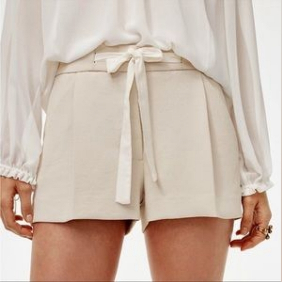 Aritzia Pants - NWT Aritzia Wilfred Exergue Short, Crepe Fabric, Bone Colour, Size 4